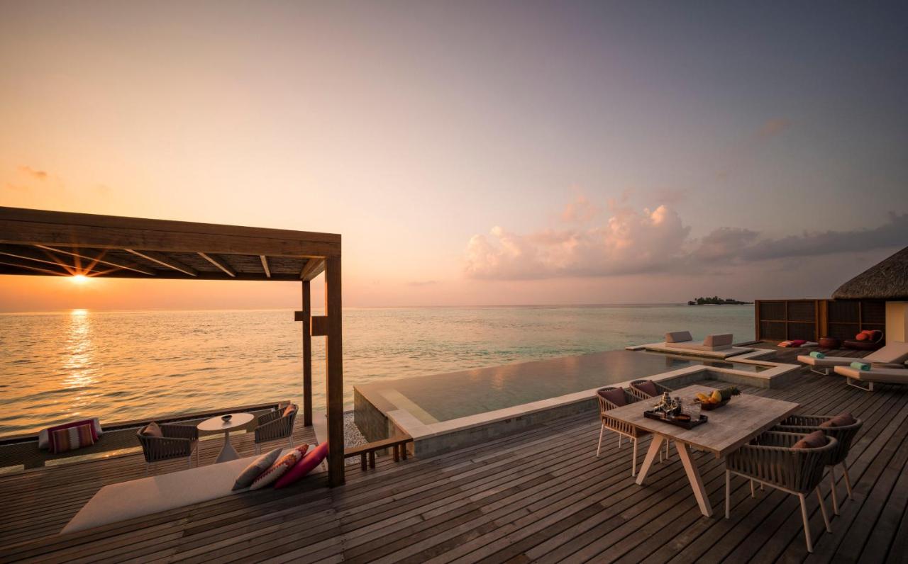 Four Seasons Resort Maldives at Kuda Huraa - piscina infinita, pôr do sol no resort de luxo nas Ilhas Maldivas