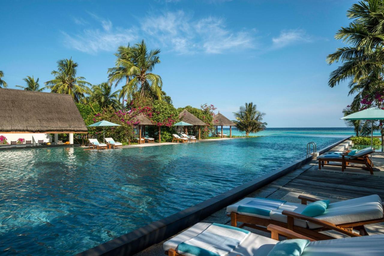Four Seasons Resort Maldives at Landaa Giraavaru - piscina infinita, águas turquesa no resort de luxo nas Ilhas Maldivas