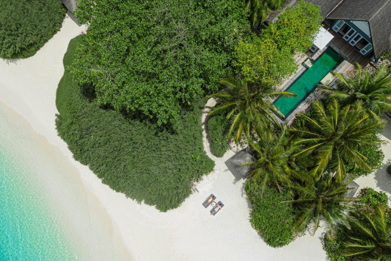 Four Seasons Resort Maldives at Landaa Giraavaru - vista aérea, praia no resort de luxo nas Ilhas Maldivas