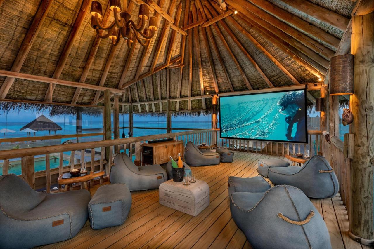 Gili Lankanfushi Maldives - lounge, pufes no resort de luxo nas Ilhas Maldivas