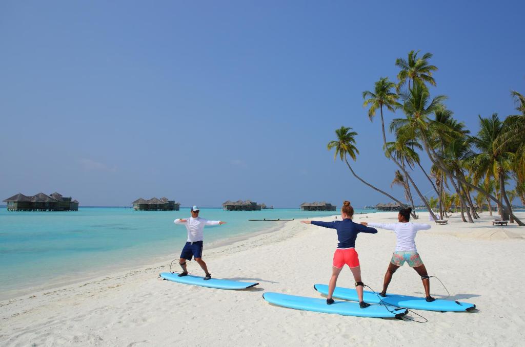 Gili Lankanfushi Maldives - paddleboarding, águas turquesa no resort de luxo nas Ilhas Maldivas
