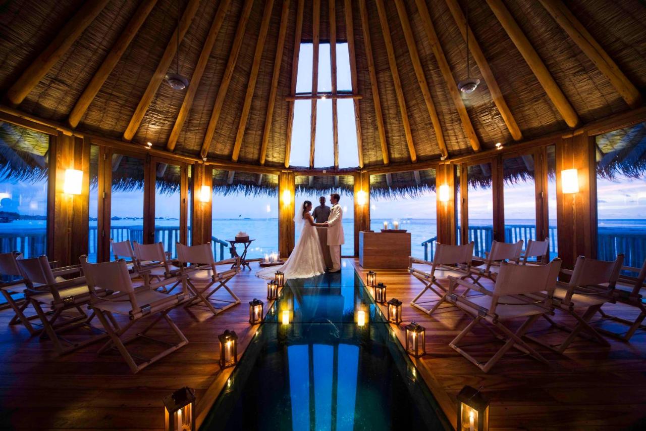 Gili Lankanfushi Maldives - romântico, telhado de palha no resort de luxo nas Ilhas Maldivas