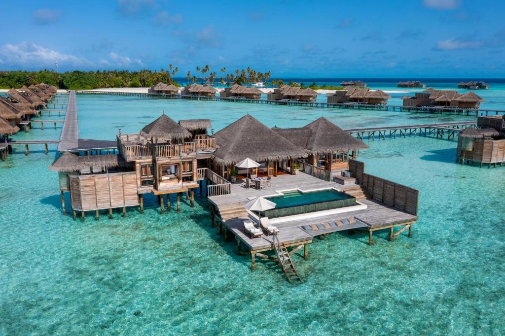 Gili Lankanfushi Maldives - villa sobre a água, telhado de palha no resort de luxo nas Ilhas Maldivas