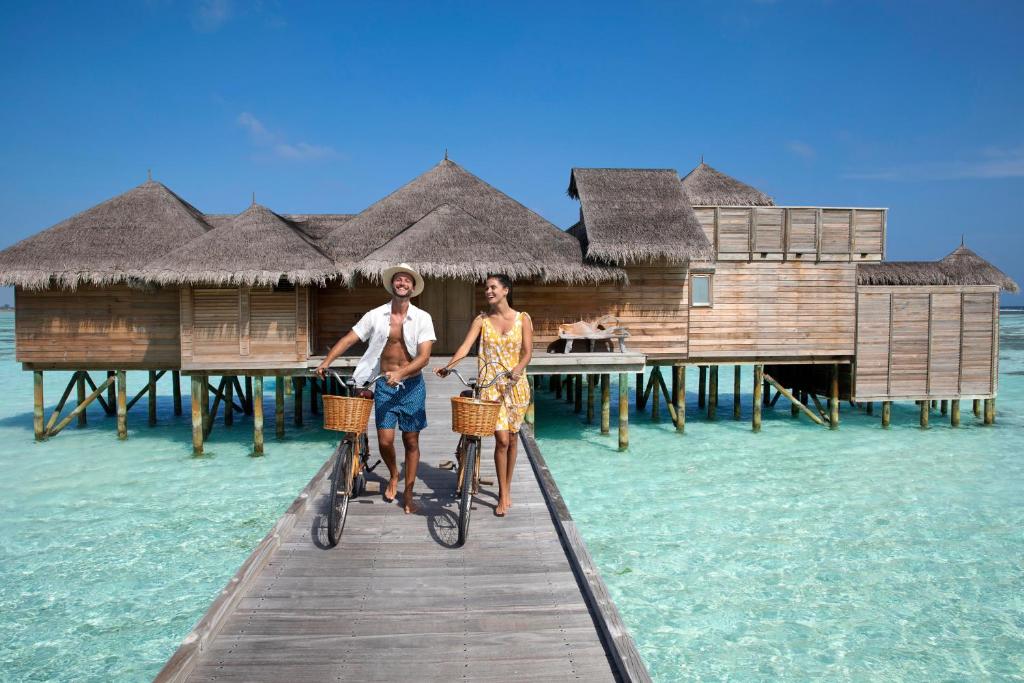 Gili Lankanfushi Maldives - villas sobre a água, bicicletas no resort de luxo nas Ilhas Maldivas