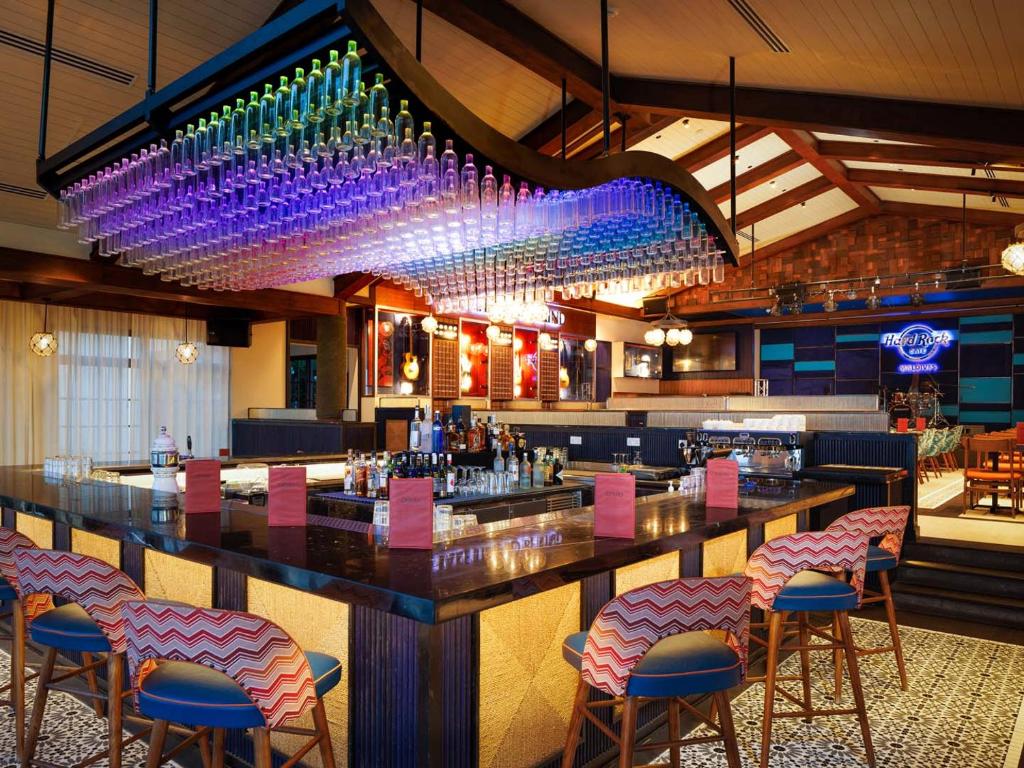 Hard Rock Hotel Maldives - bar, garrafas coloridas no resort de luxo nas Ilhas Maldivas