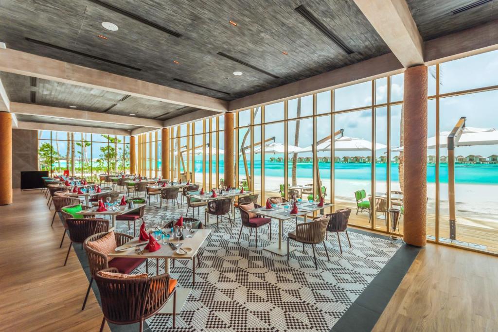 Hard Rock Hotel Maldives - design moderno, janelas do chão ao teto no resort de luxo nas Ilhas Maldivas
