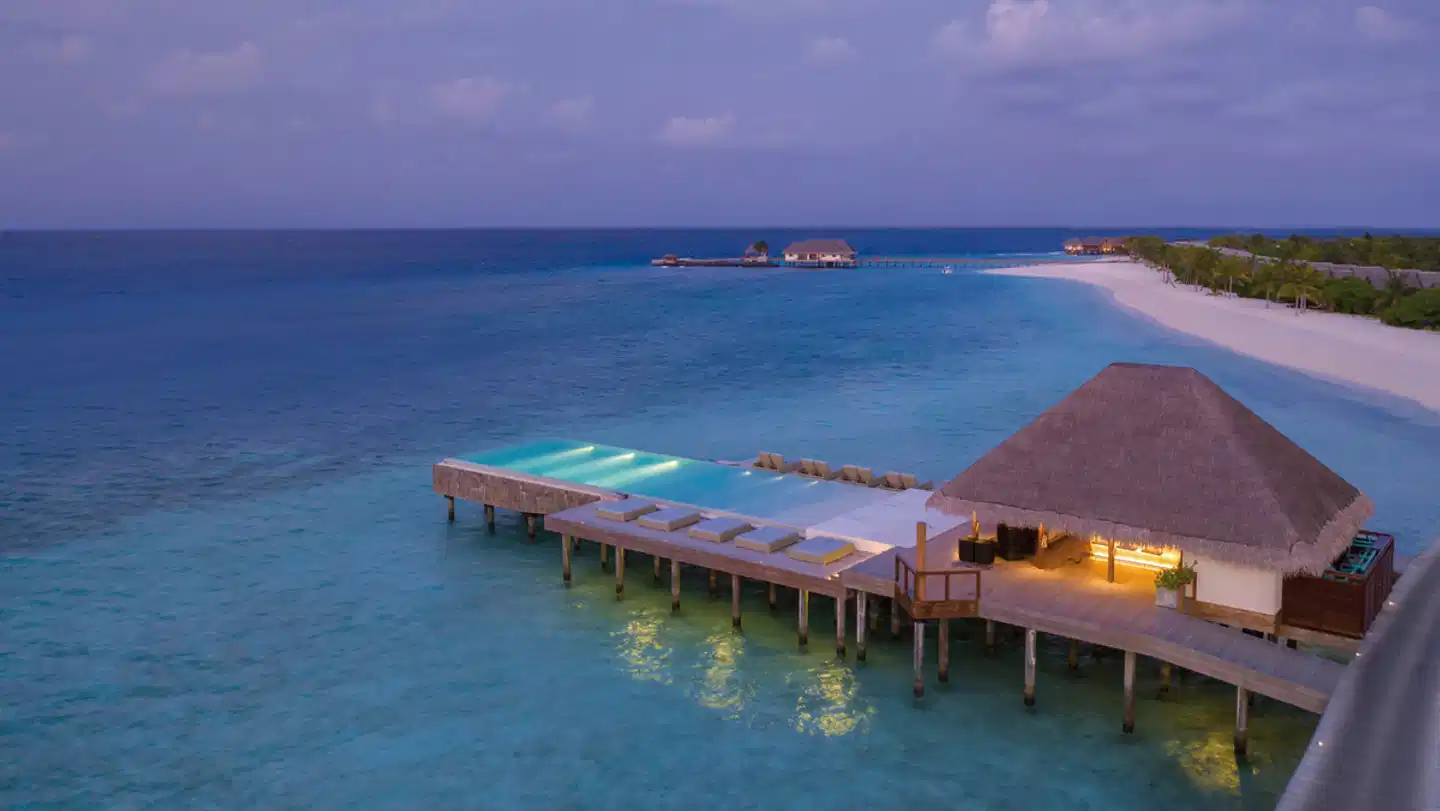 Heritance Aarah Maldives - piscina infinita, vila sobre a água no resort de luxo nas Ilhas Maldivas