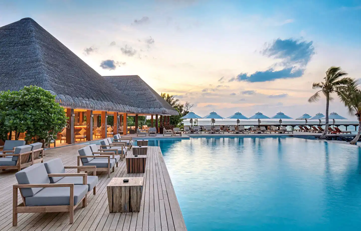 Heritance Aarah Maldives - piscina infinita, pôr do sol no resort de luxo nas Ilhas Maldivas