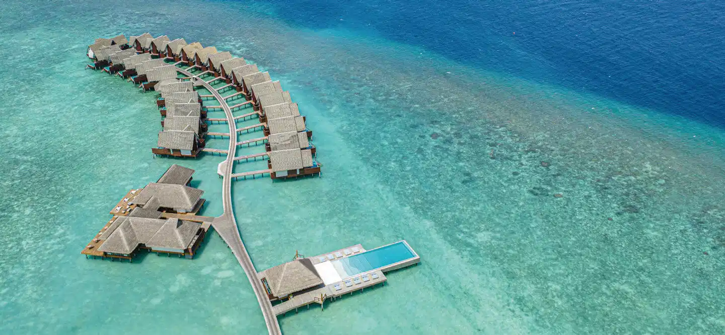 Heritance Aarah Maldives - villas sobre a água, águas turquesa no resort de luxo nas Ilhas Maldivas
