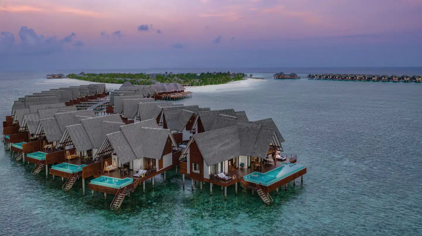 Heritance Aarah Maldives - villas sobre a água, telhados de palha no resort de luxo nas Ilhas Maldivas