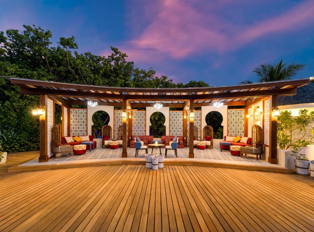 Hideaway Beach Resort - lounge ao ar livre, deck de madeira no resort de luxo nas Ilhas Maldivas