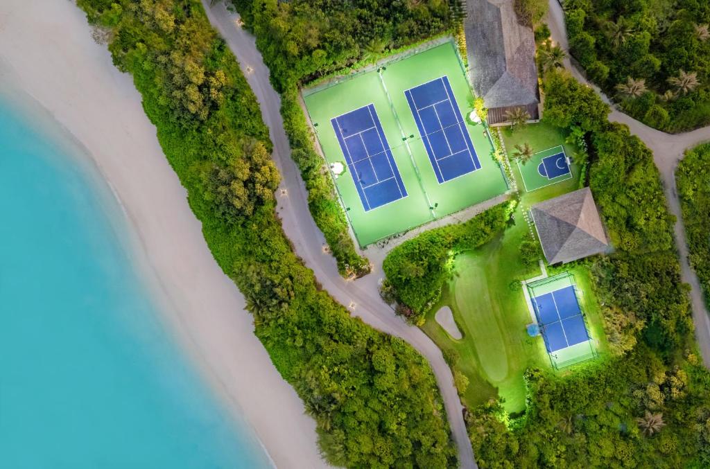 Hideaway Beach Resort - quadras de tênis, vegetação exuberante no resort de luxo nas Ilhas Maldivas