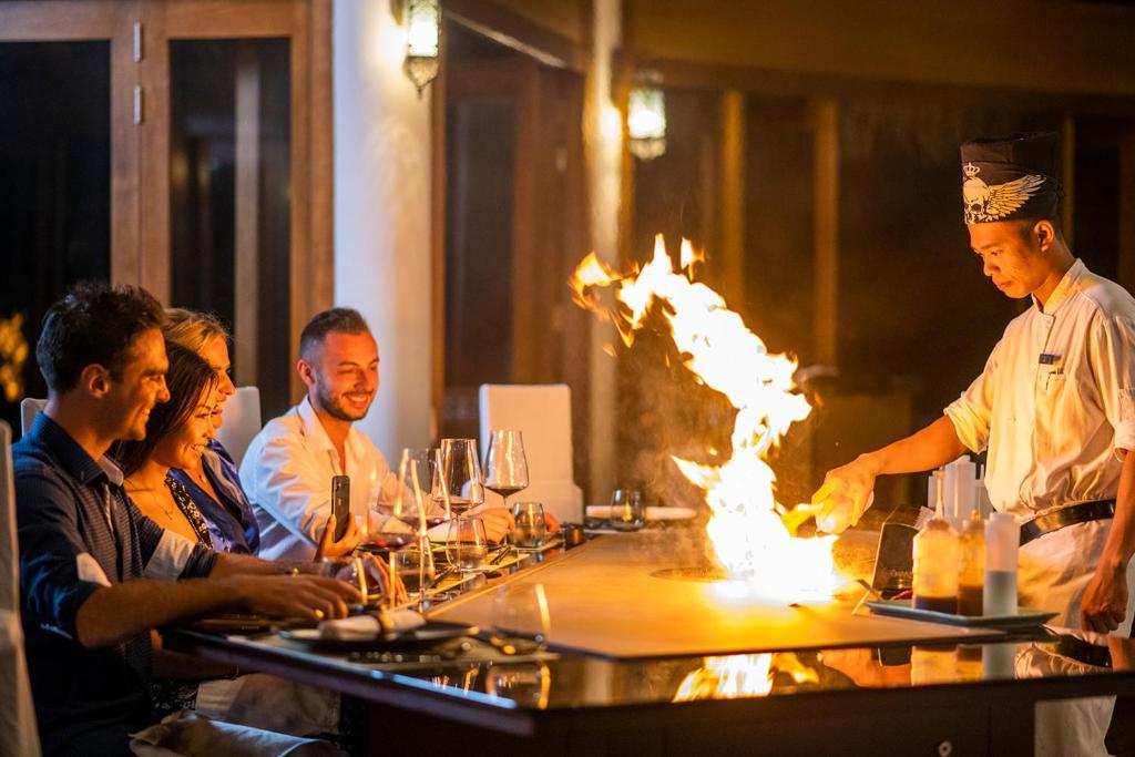 Hideaway Beach Resort - teppanyaki, chamas no resort de luxo nas Ilhas Maldivas