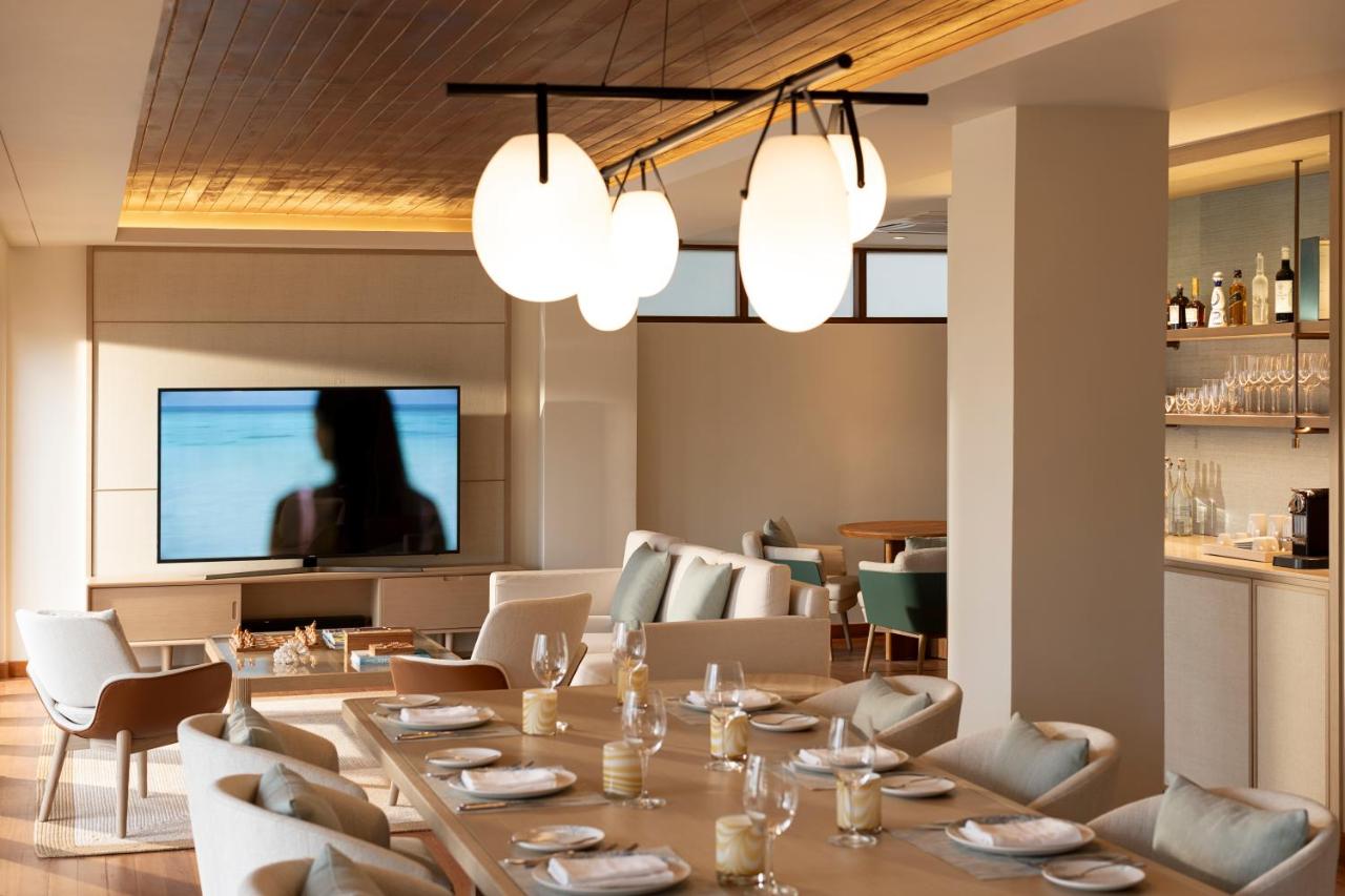 Huvafen Fushi - decoração moderna, mesa de jantar no resort de luxo nas Ilhas Maldivas
