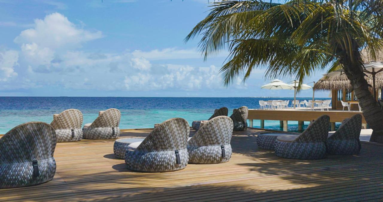 Huvafen Fushi - espreguiçadeiras, deck de madeira no resort de luxo nas Ilhas Maldivas