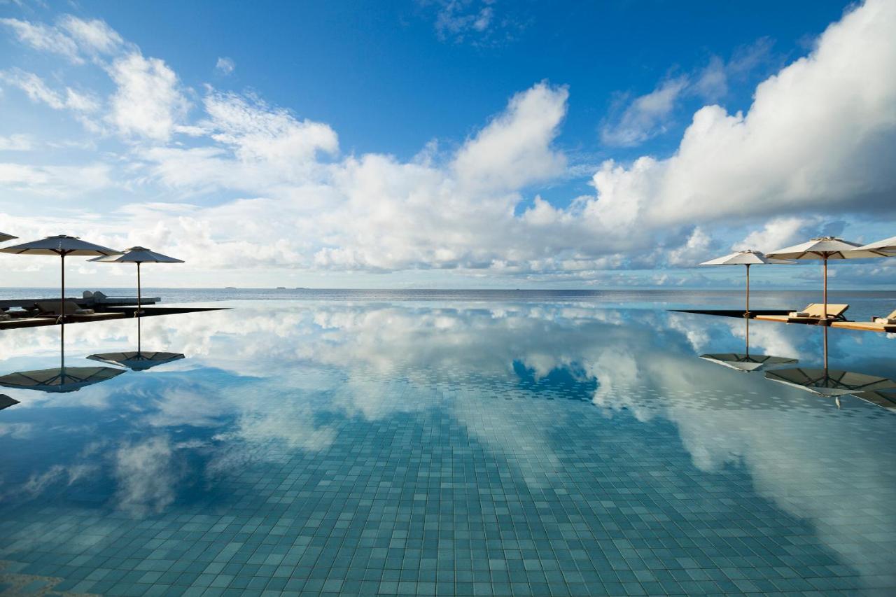 Huvafen Fushi - piscina infinita, vista para o mar no resort de luxo nas Ilhas Maldivas