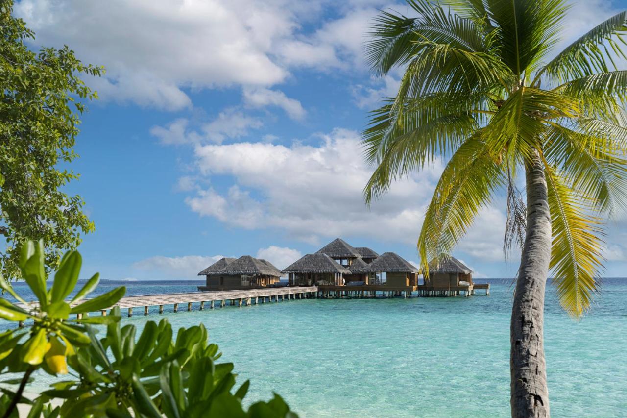 Huvafen Fushi - villa sobre a água, telhado de palha no resort de luxo nas Ilhas Maldivas