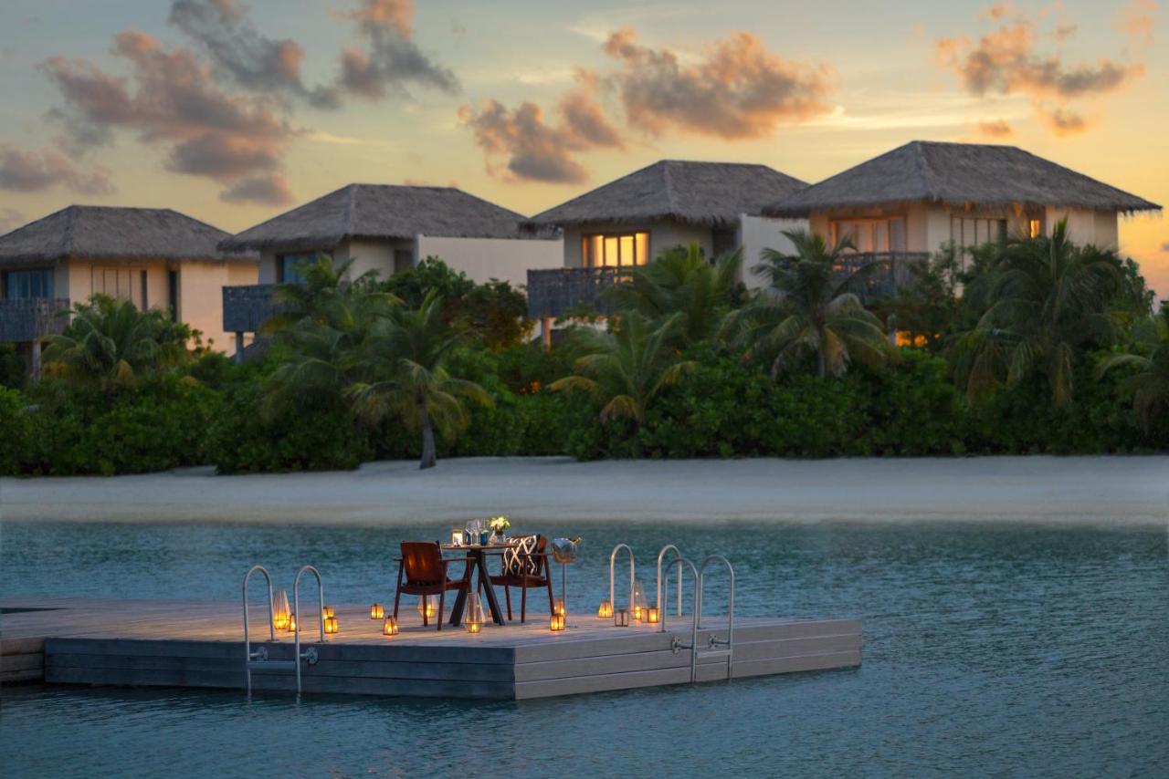 InterContinental Maldives - jantar romântico, plataforma sobre a água no resort de luxo nas Ilhas Maldivas