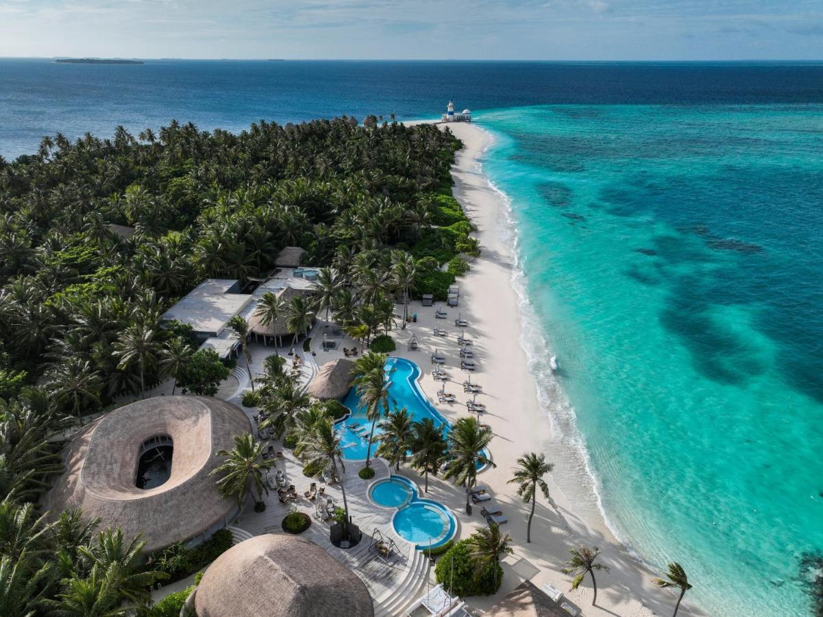 InterContinental Maldives - lagoona turquesa, praia de areia branca no resort de luxo nas Ilhas Maldivas