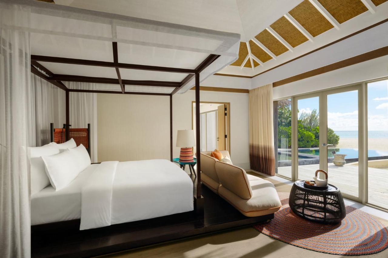 InterContinental Maldives - luxuoso, cama com dossel no resort de luxo nas Ilhas Maldivas