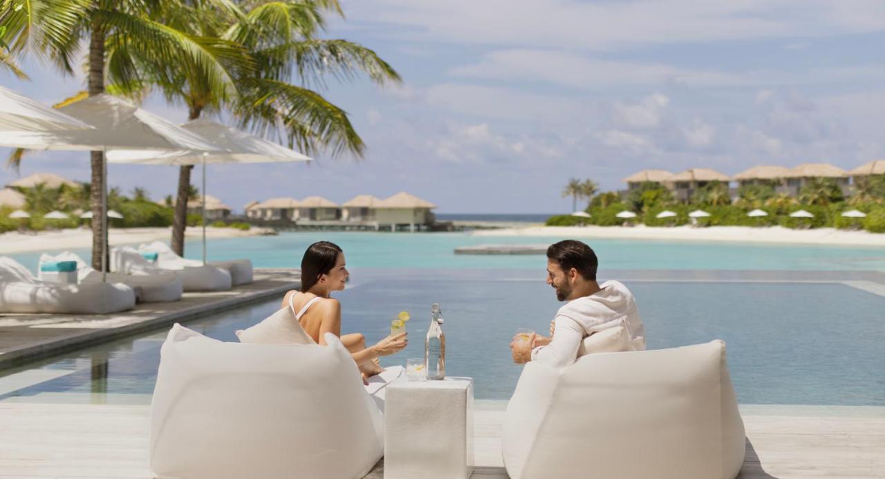 InterContinental Maldives - piscina infinita, casal no resort de luxo nas Ilhas Maldivas
