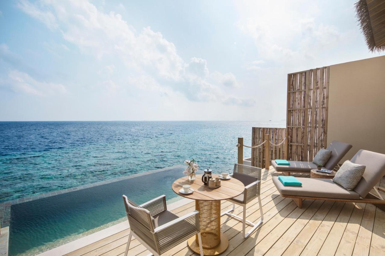 InterContinental Maldives - piscina infinita, vista para o mar no resort de luxo nas Ilhas Maldivas