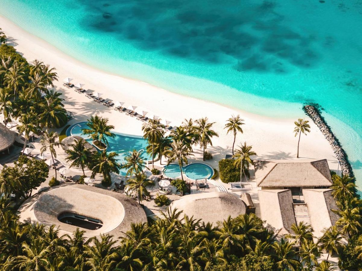 InterContinental Maldives - piscina infinita, palmeiras no resort de luxo nas Ilhas Maldivas