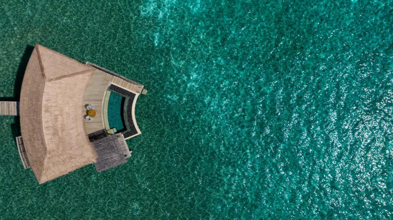 InterContinental Maldives - vila sobre a água, piscina infinita no resort de luxo nas Ilhas Maldivas