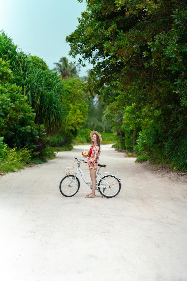 Jawakara Islands Maldives - bicicleta, folhagem tropical no resort de luxo nas Ilhas Maldivas