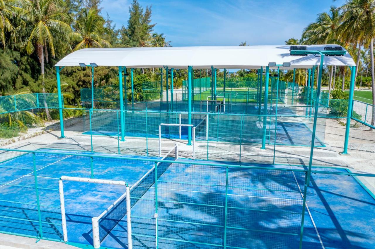 Jawakara Islands Maldives - instalações esportivas, quadras azuis no resort de luxo nas Ilhas Maldivas