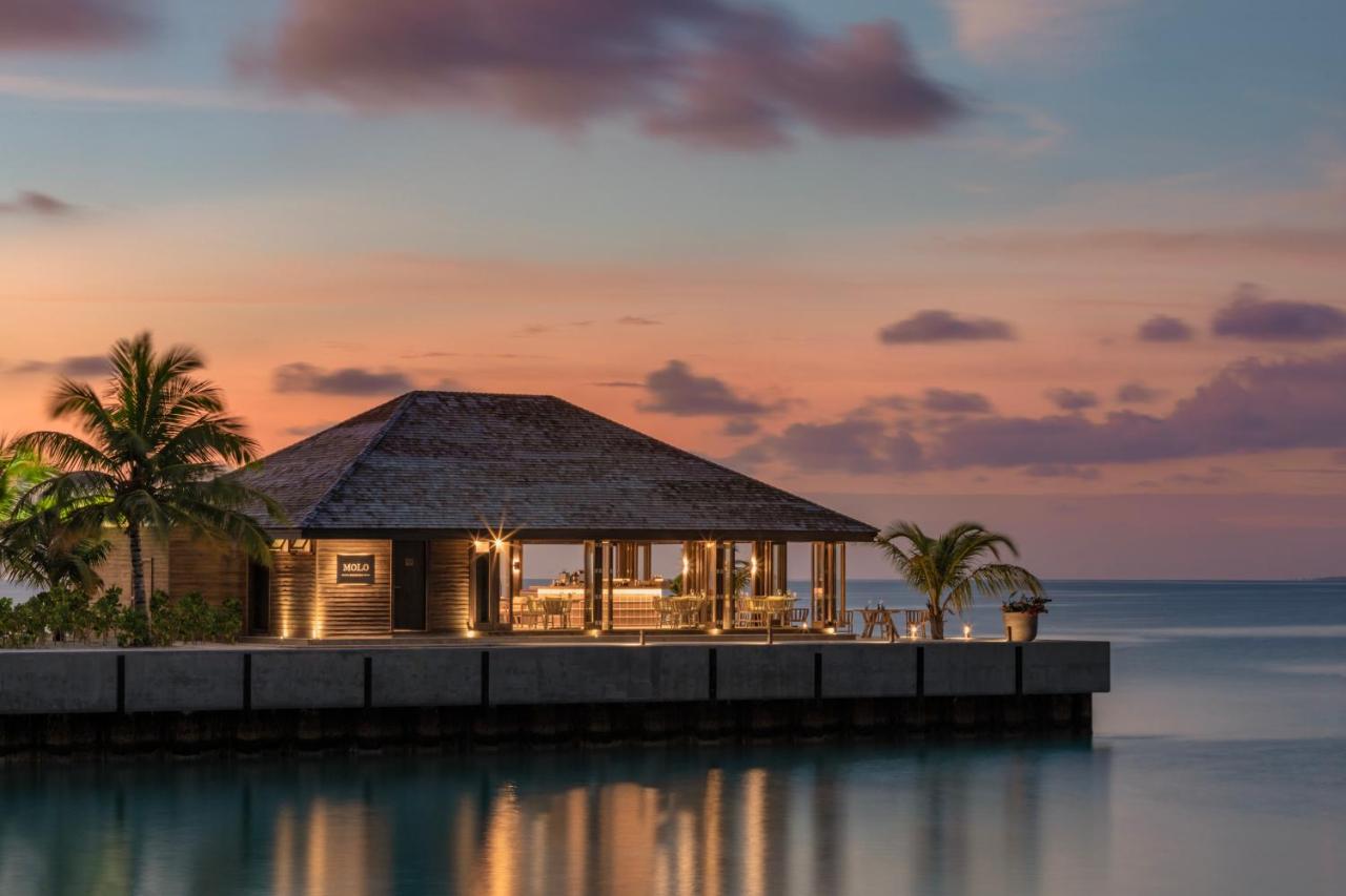 Jawakara Islands Maldives - pôr do sol, sobre a água no resort de luxo nas Ilhas Maldivas