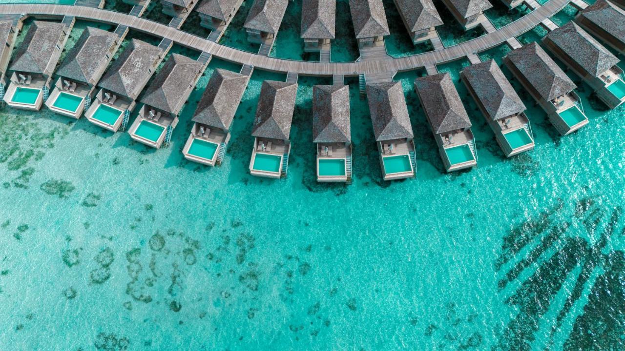 Jawakara Islands Maldives - villas sobre a água, água turquesa no resort de luxo nas Ilhas Maldivas