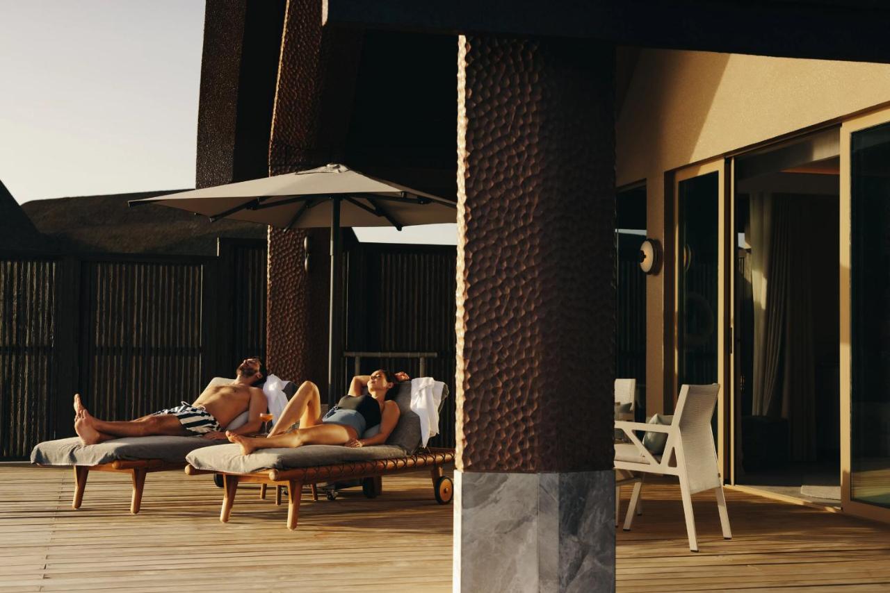 JOALI Being - espreguiçadeiras, casal no resort de luxo nas Ilhas Maldivas