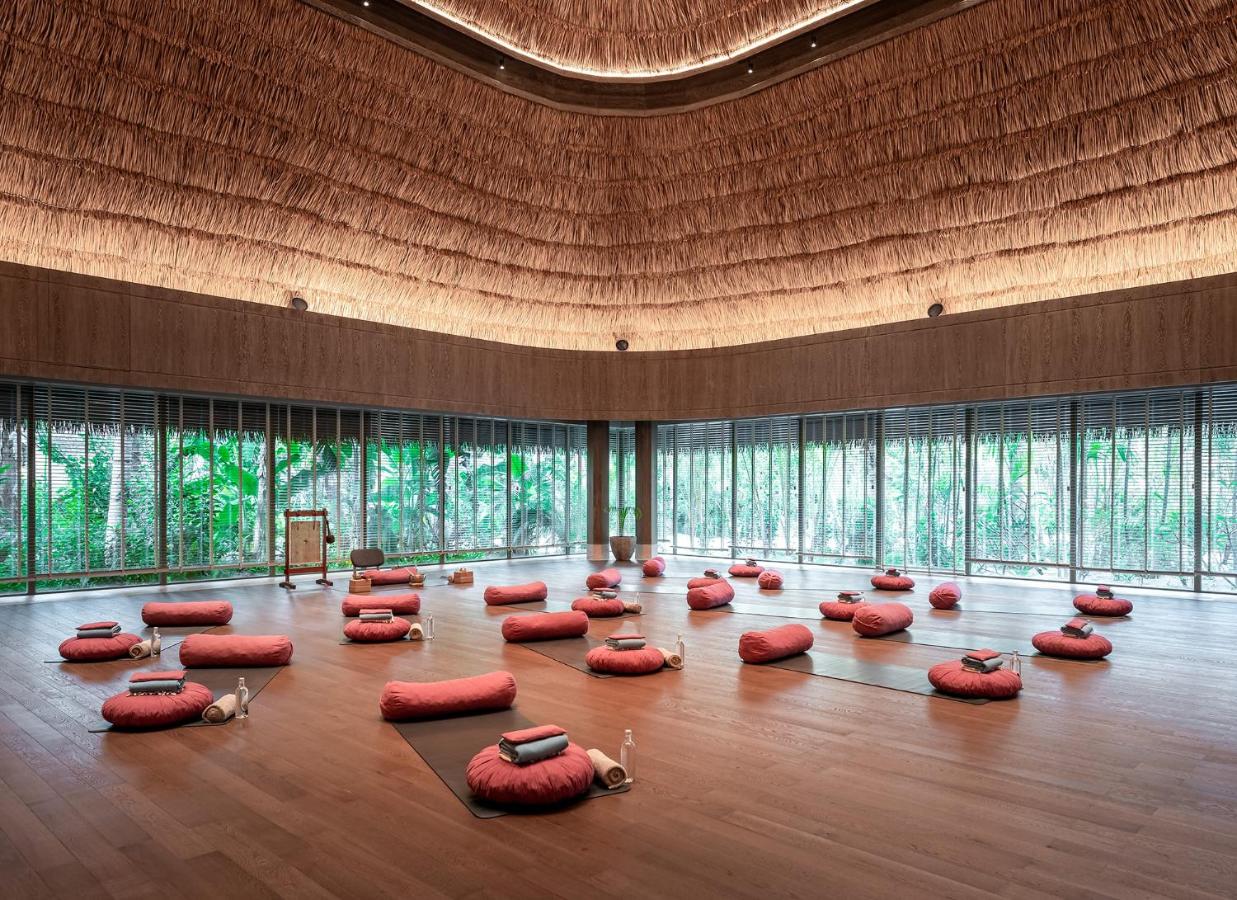 JOALI Being - estúdio de yoga, teto de palha no resort de luxo nas Ilhas Maldivas