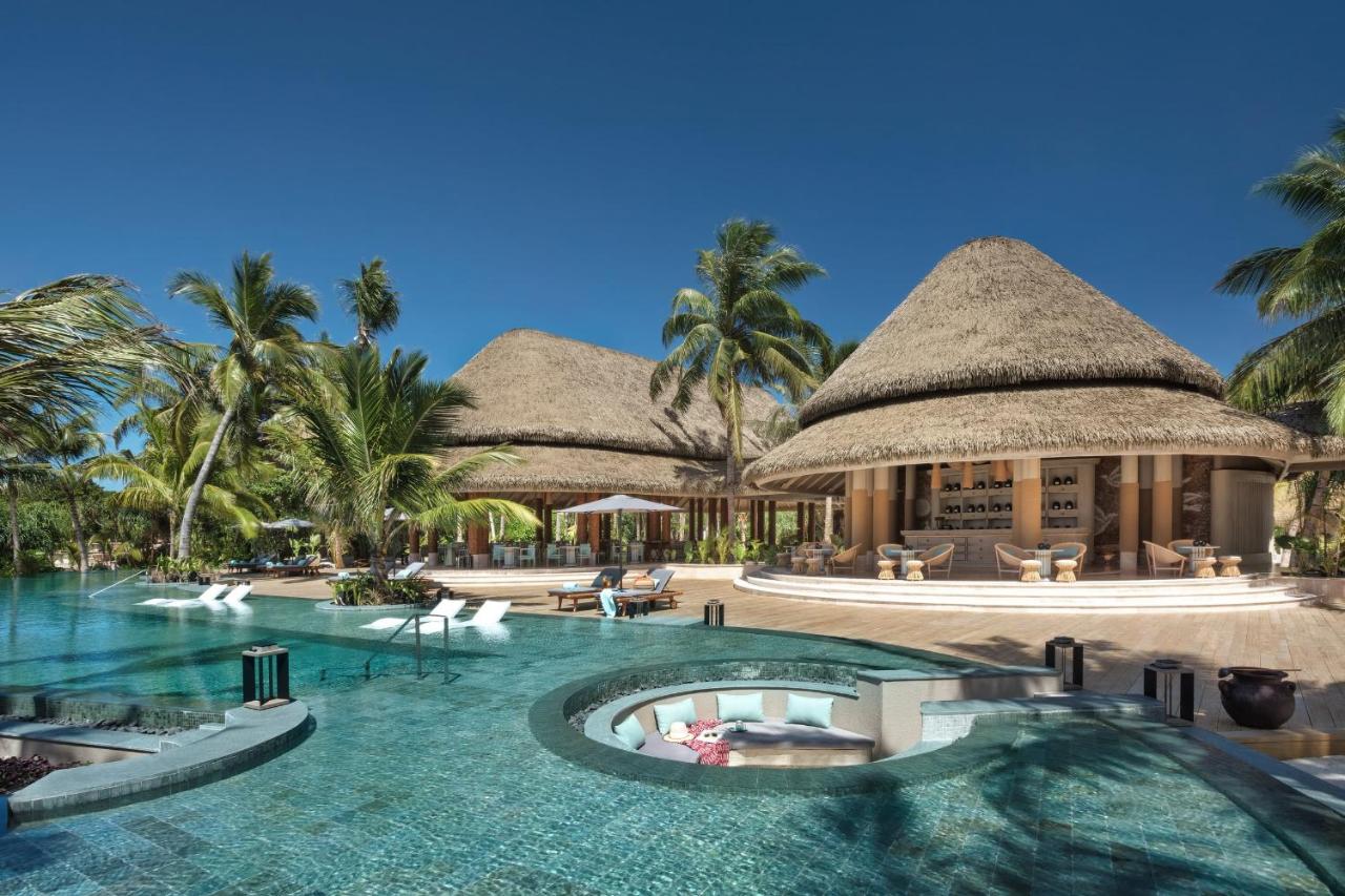 JOALI Being - piscina infinita, telhado de palha no resort de luxo nas Ilhas Maldivas