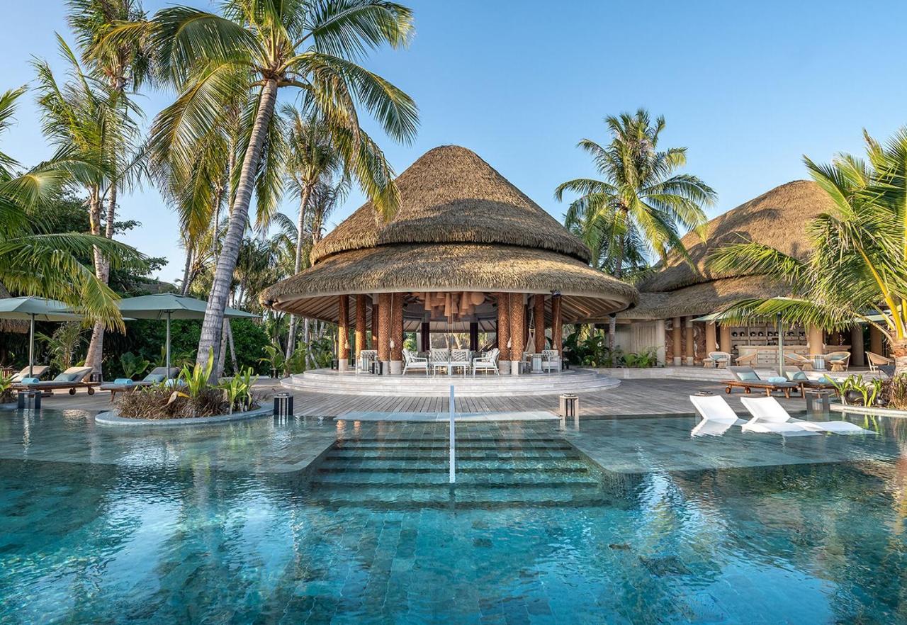 JOALI Being - piscina infinita, telhado de palha no resort de luxo nas Ilhas Maldivas