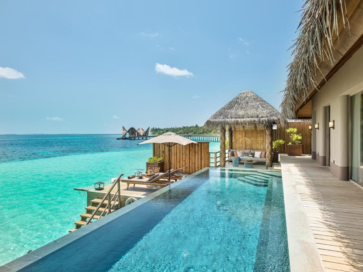 JOALI Maldives - piscina infinita, águas turquesa no resort de luxo nas Ilhas Maldivas