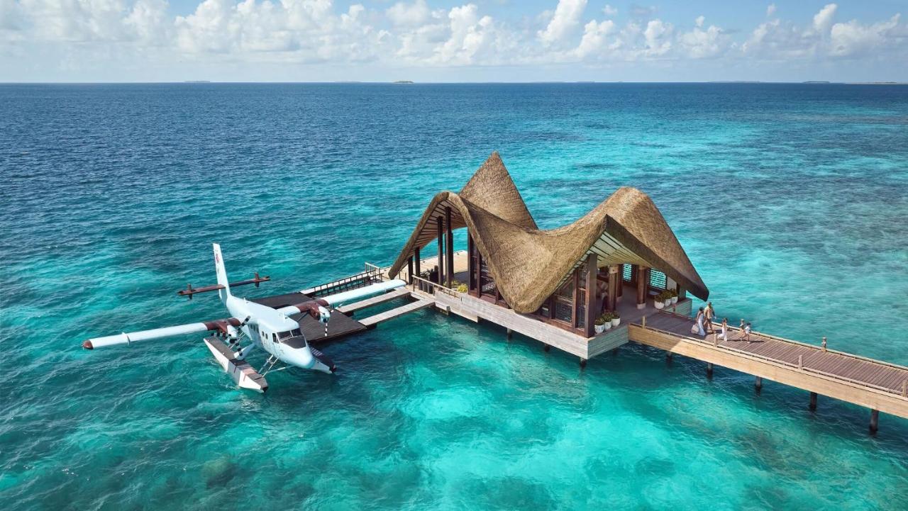 JOALI Maldives - telhado de palha, águas turquesa no resort de luxo nas Ilhas Maldivas