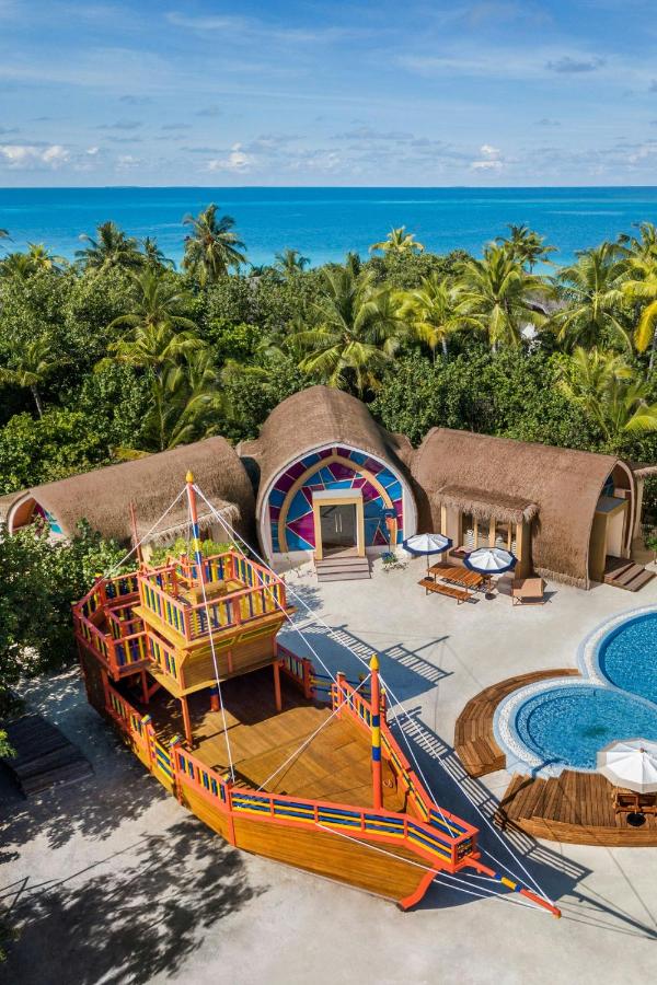 JW Marriott Maldives - barco colorido, vegetação tropical no resort de luxo nas Ilhas Maldivas