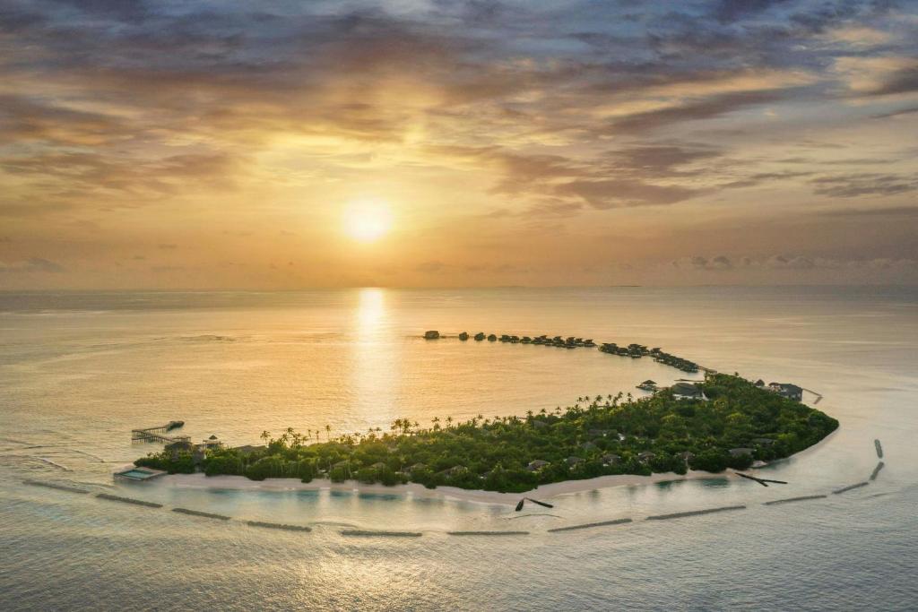 JW Marriott Maldives - pôr do sol, vista aérea no resort de luxo nas Ilhas Maldivas
