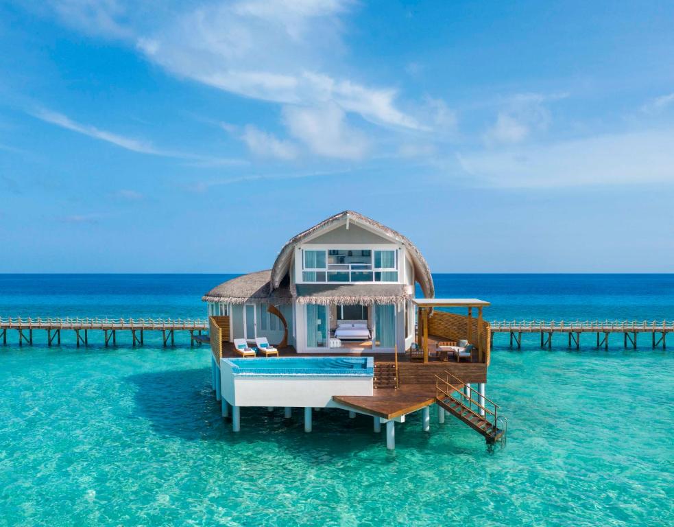 JW Marriott Maldives - vila sobre a água, telhado de palha no resort de luxo nas Ilhas Maldivas