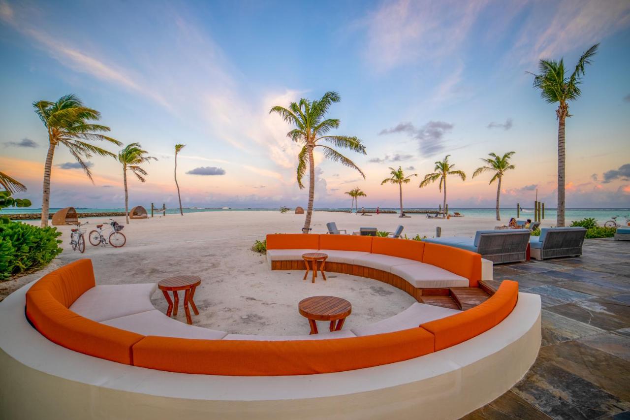 Kuda Villingili Resort Maldives - lounge na praia, pôr do sol no resort de luxo nas Ilhas Maldivas