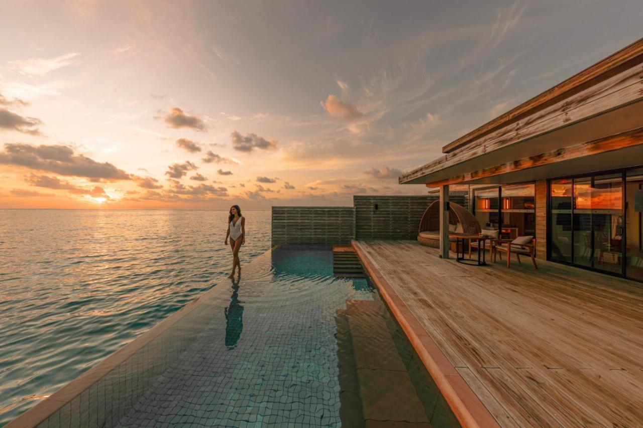 Kuda Villingili Resort Maldives - piscina infinita, pôr do sol no resort de luxo nas Ilhas Maldivas