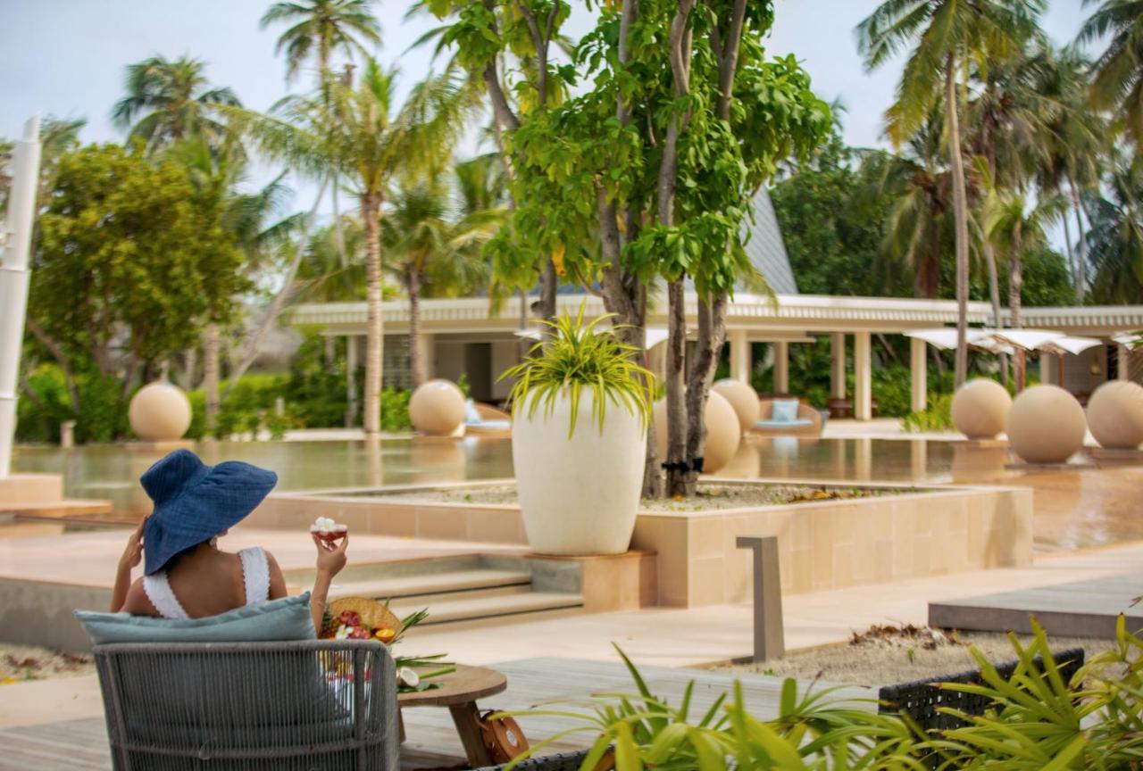 Kuda Villingili Resort Maldives - piscina infinita, vegetação exuberante no resort de luxo nas Ilhas Maldivas