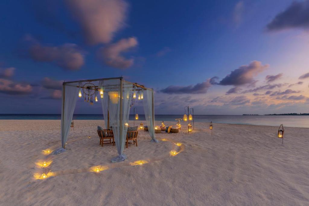 Kudadoo Maldives Private Island - gazebo na praia, configuração romântica no resort de luxo nas Ilhas Maldivas