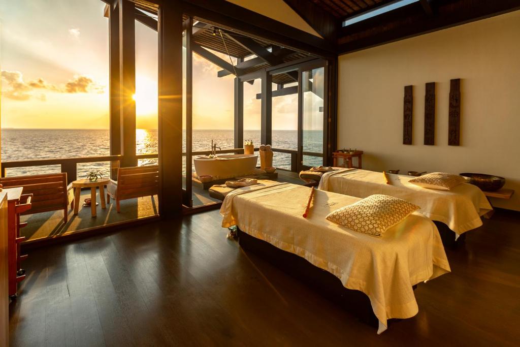 Kudadoo Maldives Private Island - mesas de massagem, vista para o mar no resort de luxo nas Ilhas Maldivas