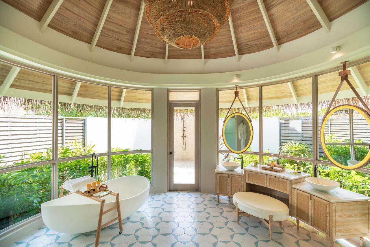 Milaidhoo Island Maldives - luxuoso, banheira independente no resort de luxo nas Ilhas Maldivas