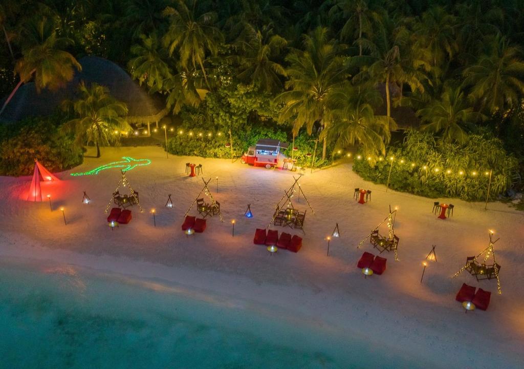 Niyama Private Islands Maldives - noite, assentos na praia no resort de luxo nas Ilhas Maldivas