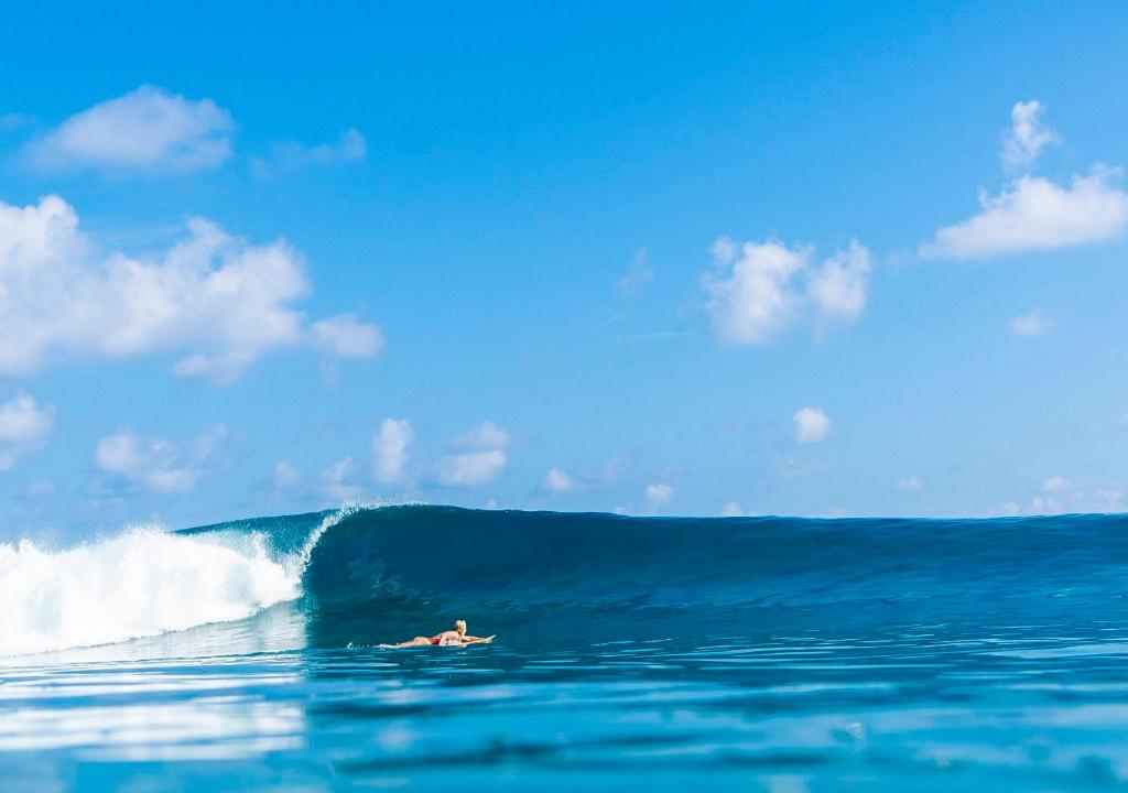 Niyama Private Islands Maldives - surf, água turquesa no resort de luxo nas Ilhas Maldivas