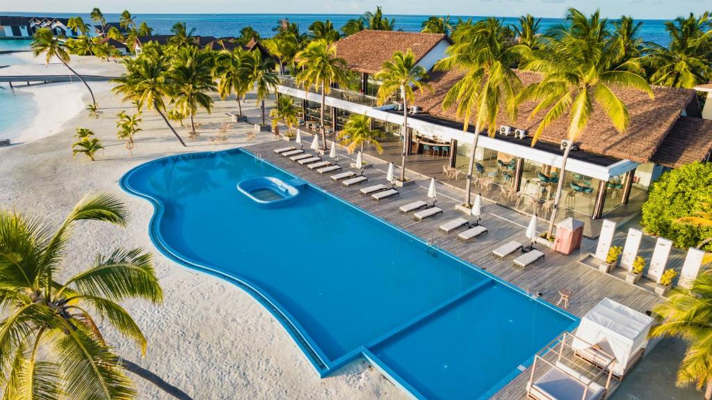 NOOE Maldives Kunaavashi - piscina infinita, ambiente tropical no resort de luxo nas Ilhas Maldivas